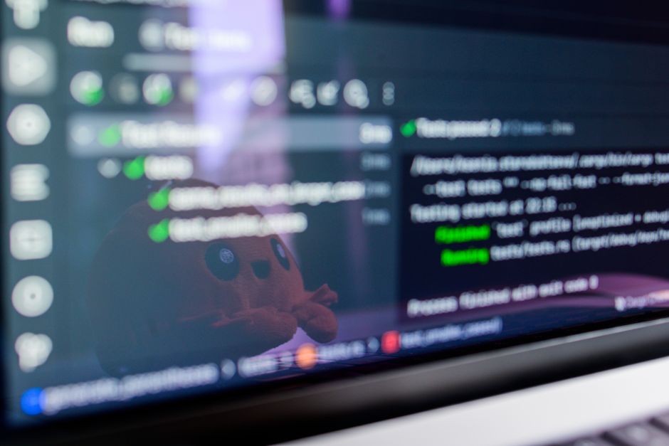 Ordinateur portable affichant une clé d'activation de logiciel reçue par e-mail
