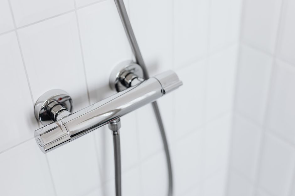 Petite salle d'eau rénovée avec WC compact, configuration type pour un sanibroyeur