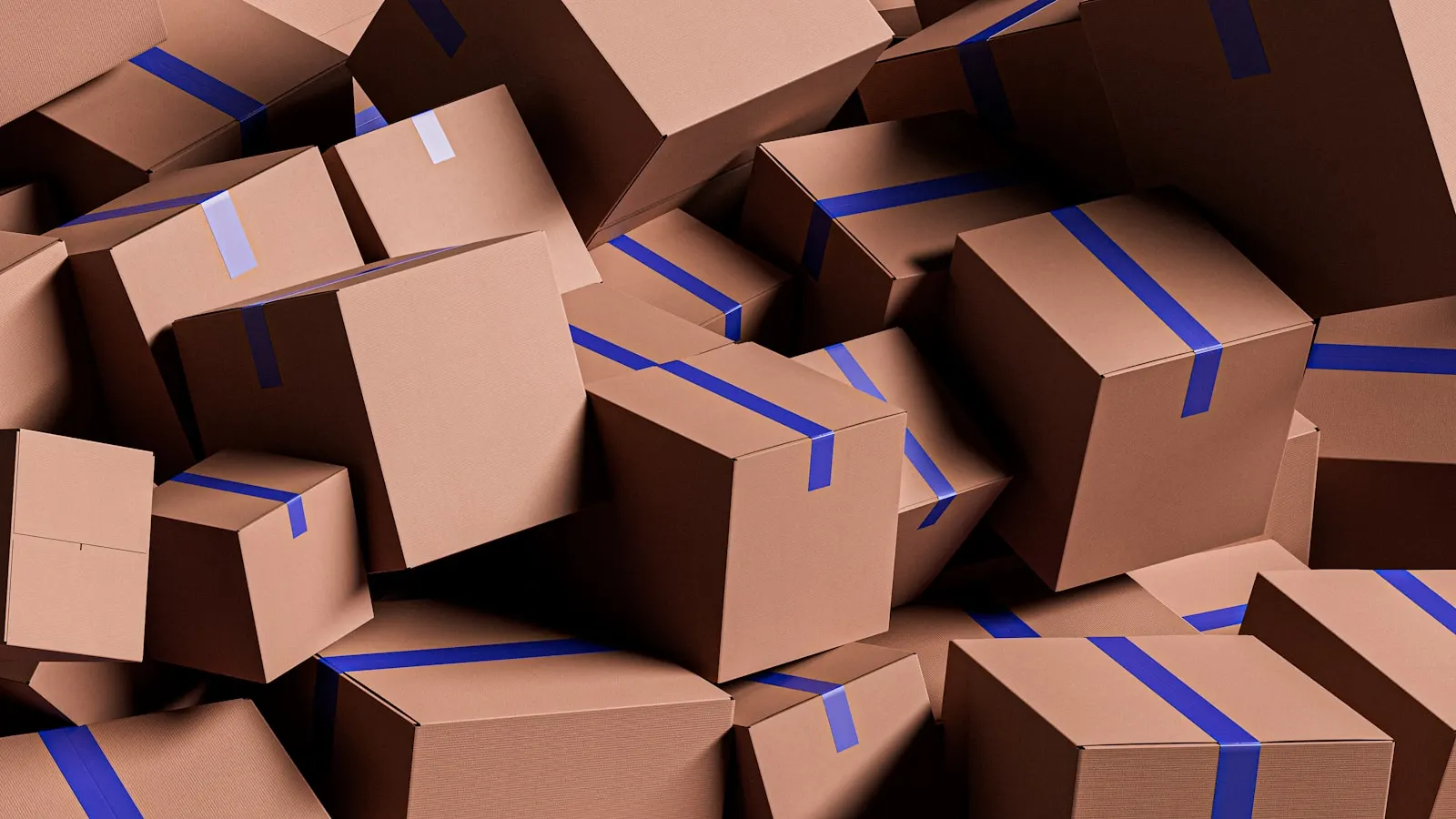 Pile de colis en carton aux rubans bleus