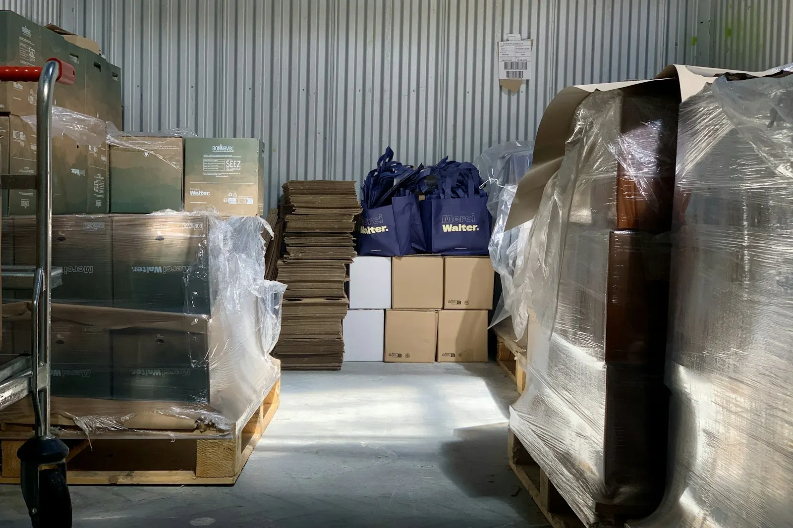 Rayonnages de colis sous film dans un entrepôt de stockage