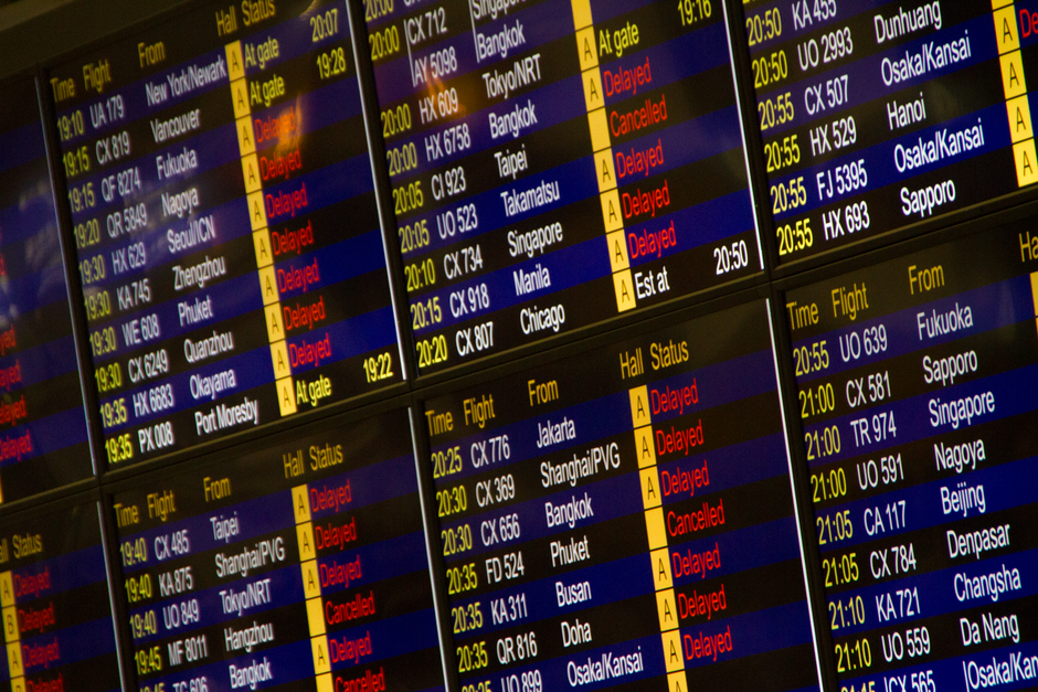 Tableau des départs dans un aéroport