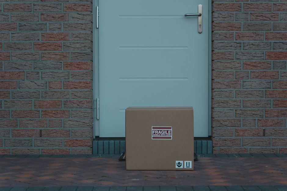 Colis livré devant une porte