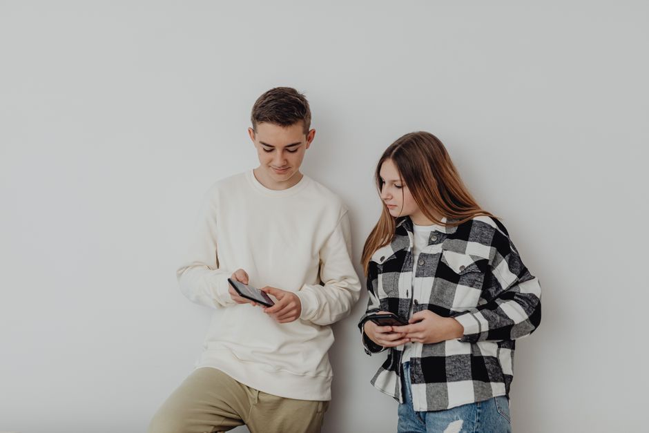Adolescent réglant un achat au téléphone