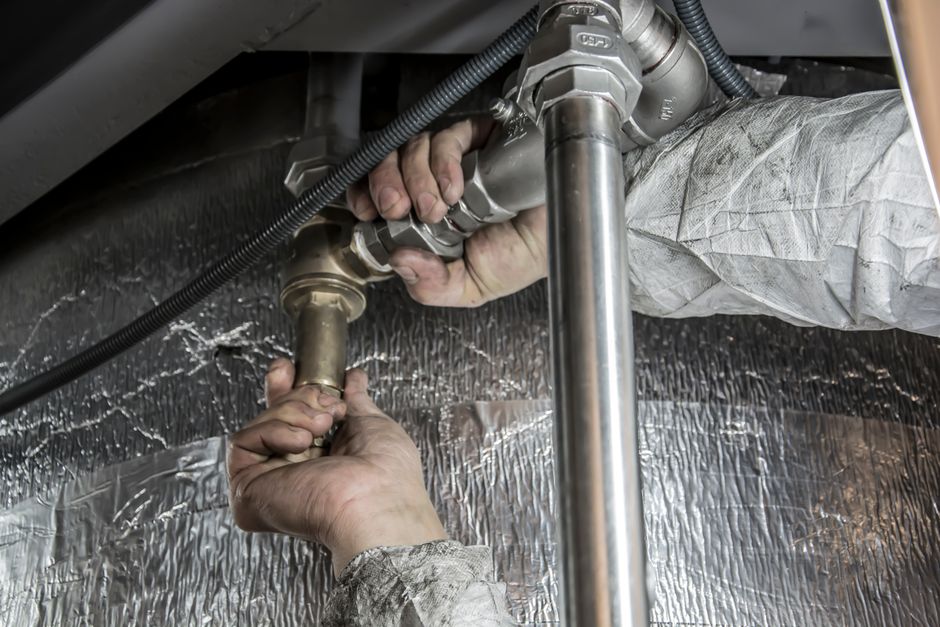 Outils de plomberie sur un chantier
