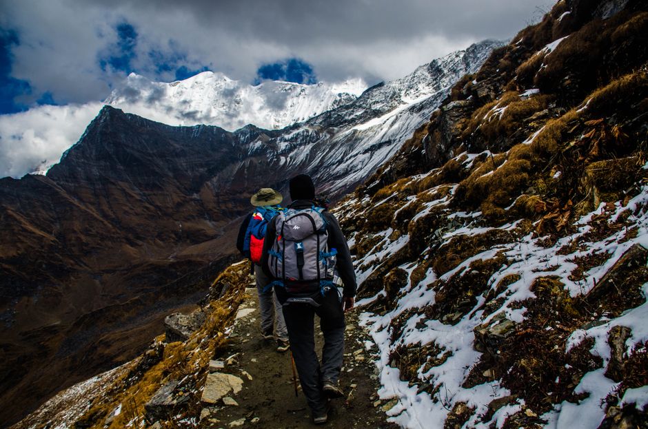 Randonneurs sur un sentier de montagne