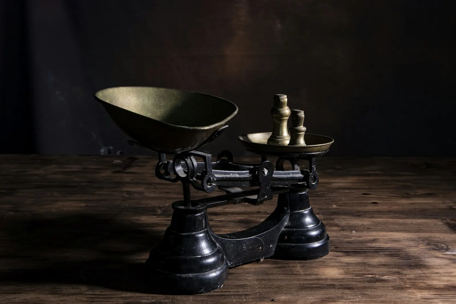 Balance à fléau et ses poids, posés sur un établi