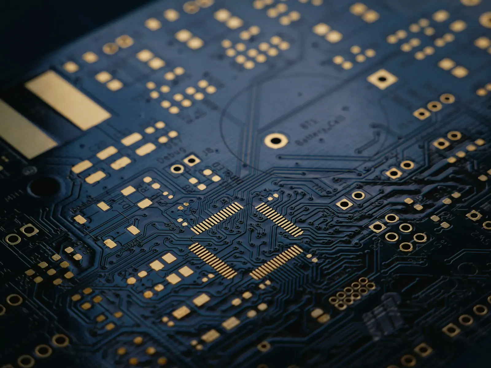 Circuit imprimé bleu nuit en gros plan, illustration générique de la rubrique technologie