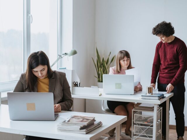 Comment les eSIM facilitent la connectivité des PME à l’étranger
