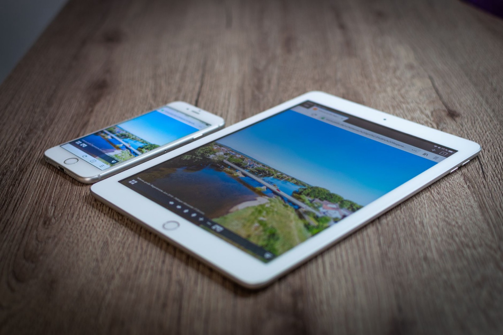 Site internet affiché sur un smartphone et une tablette pour vérifier l'affichage responsive
