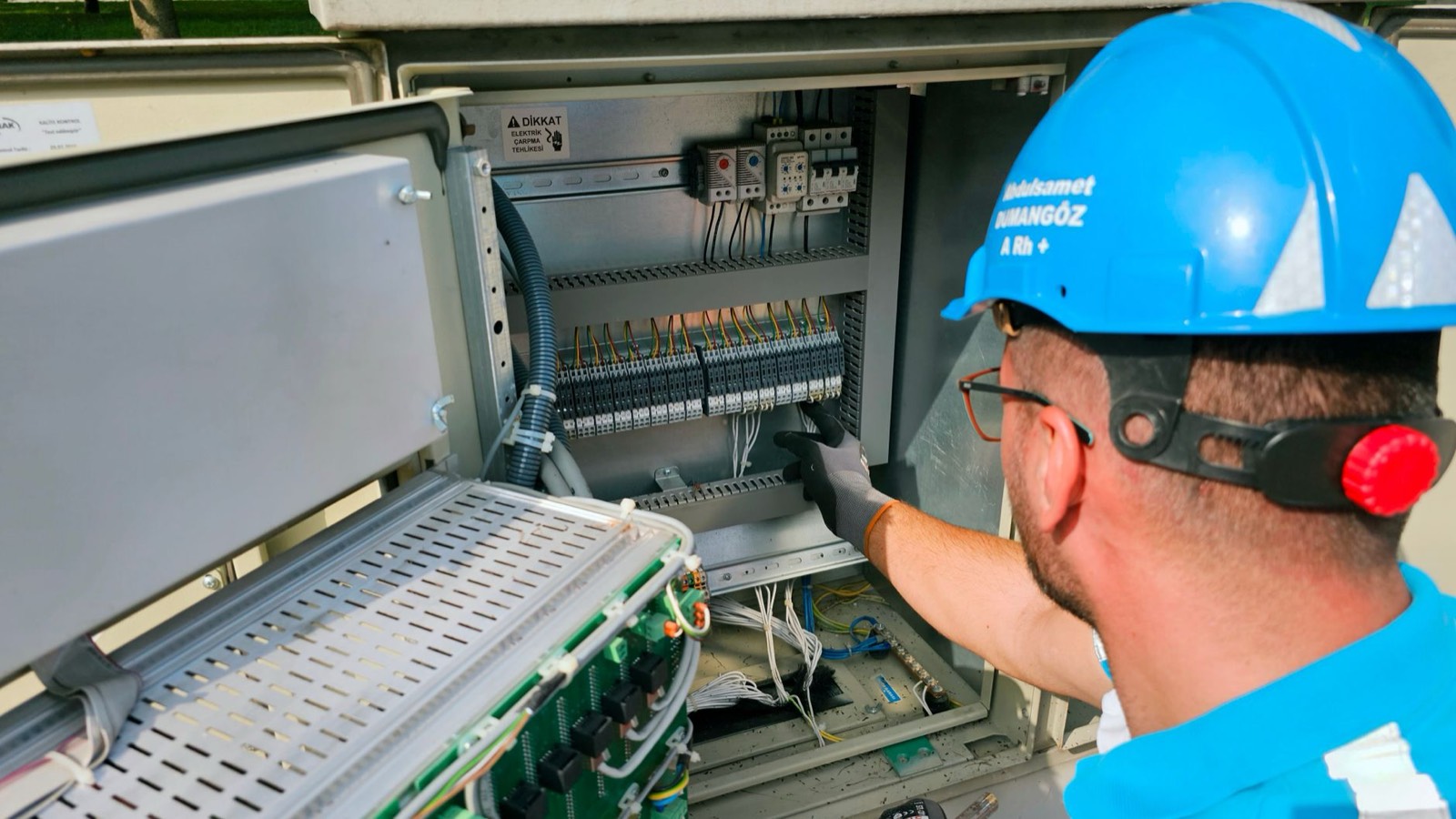 Électricien vérifiant un devis sur sa tablette avant un chantier