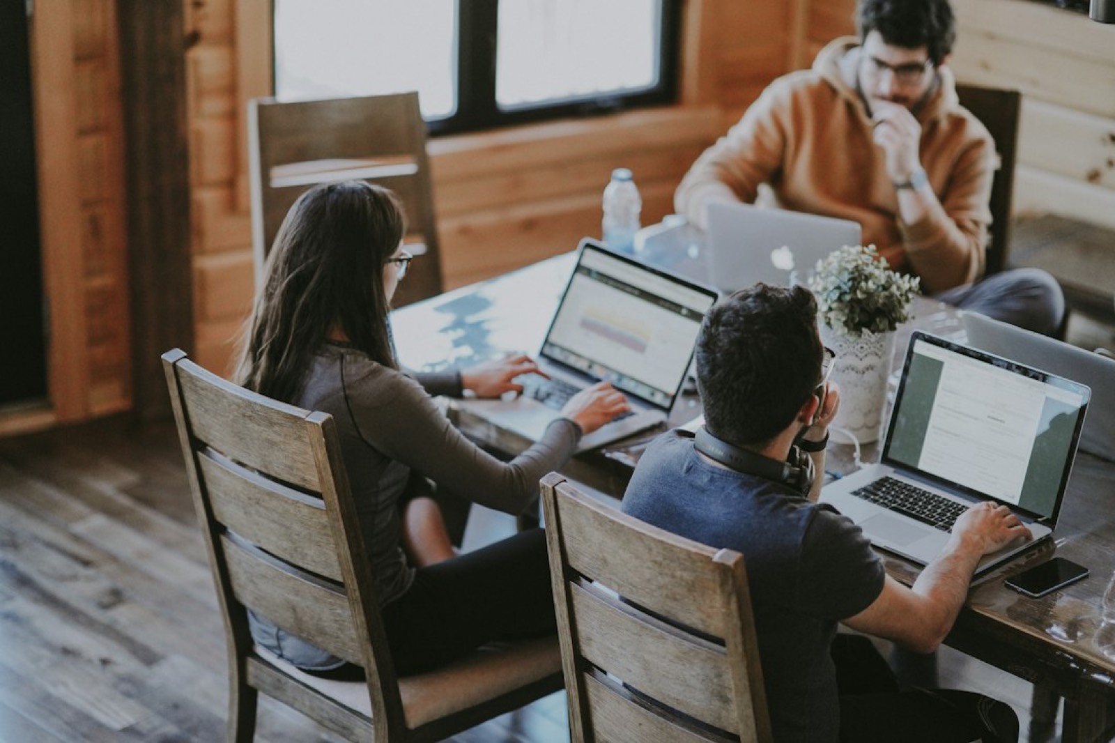 Développeur freelance en réunion avec un client pour la création d'un site internet à Paris