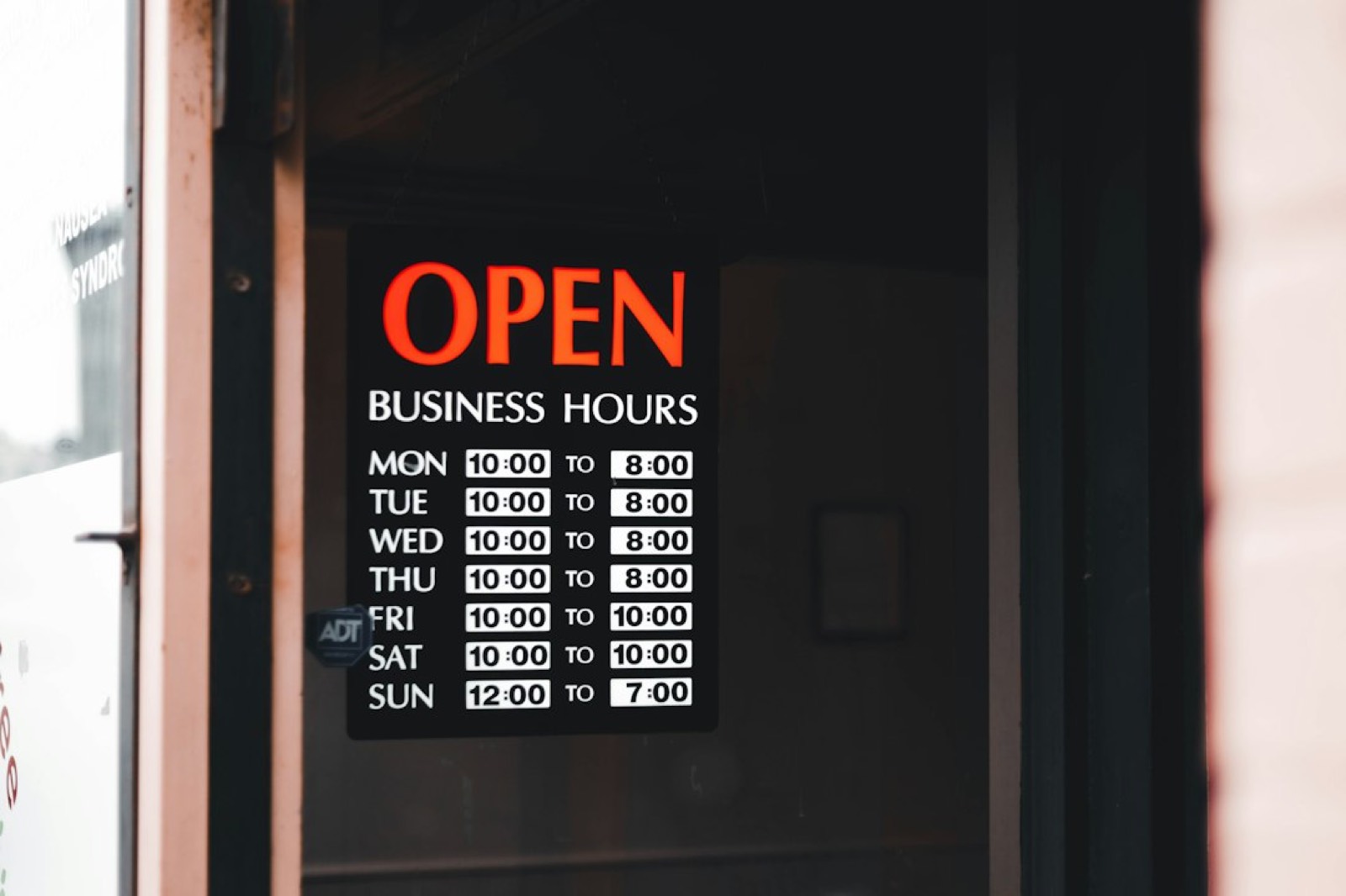 vitrine de petite entreprise avec site web affiché sur ordinateur