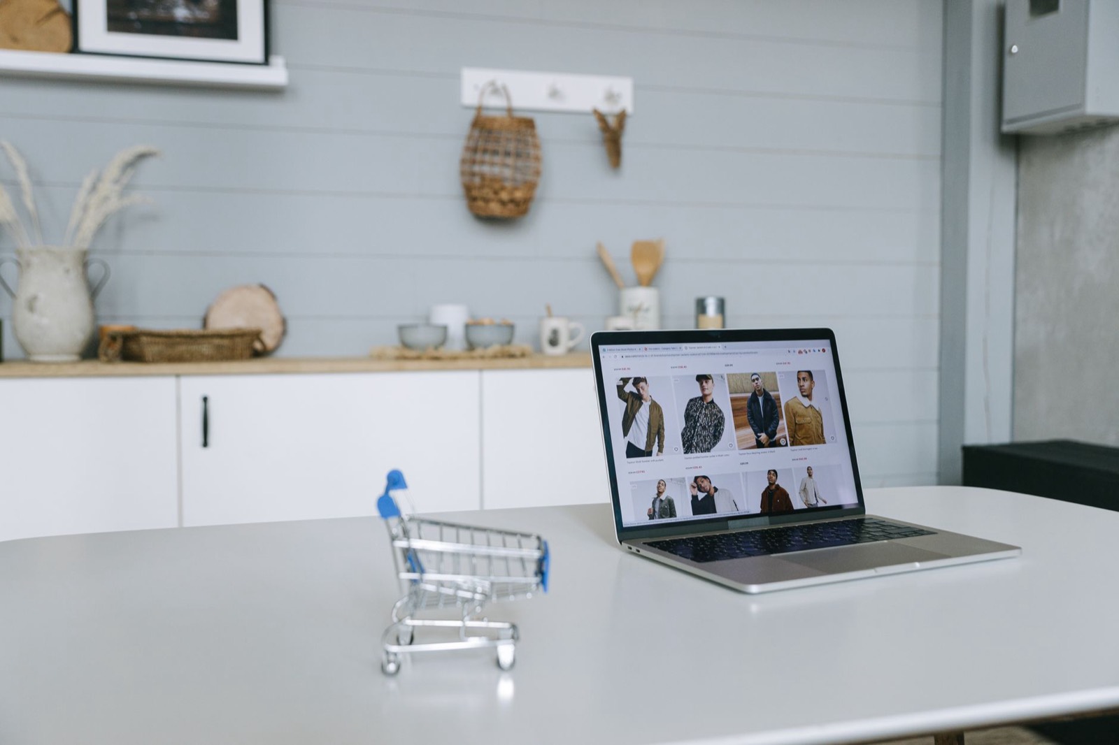 Ordinateur portable affichant un panier d'achat en ligne sur une plateforme de shopping