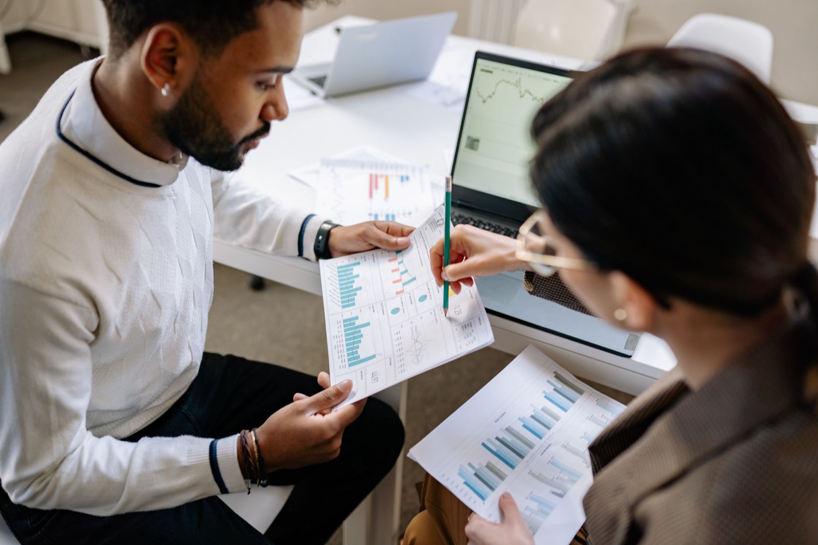 Consultant présentant un graphique à un client lors d'une réunion