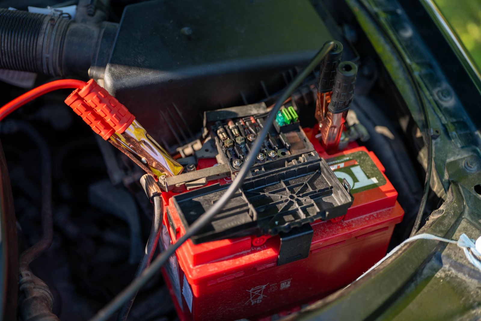 Prise de faisceau électrique d'attelage en gros plan à l'arrière d'une voiture