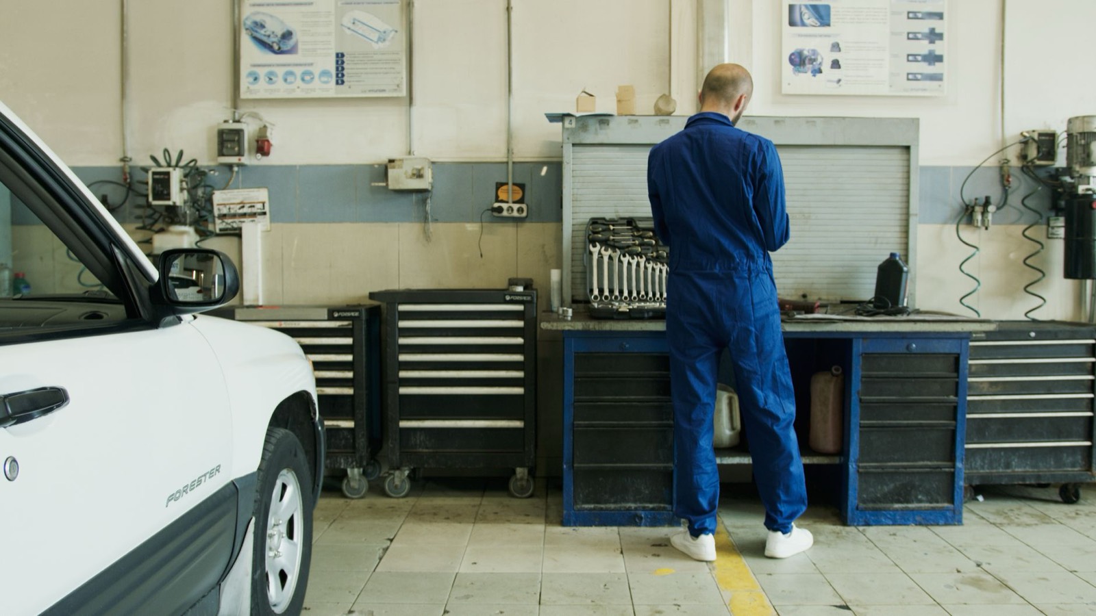 Mécanicien remettant une facture à un client dans un garage automobile