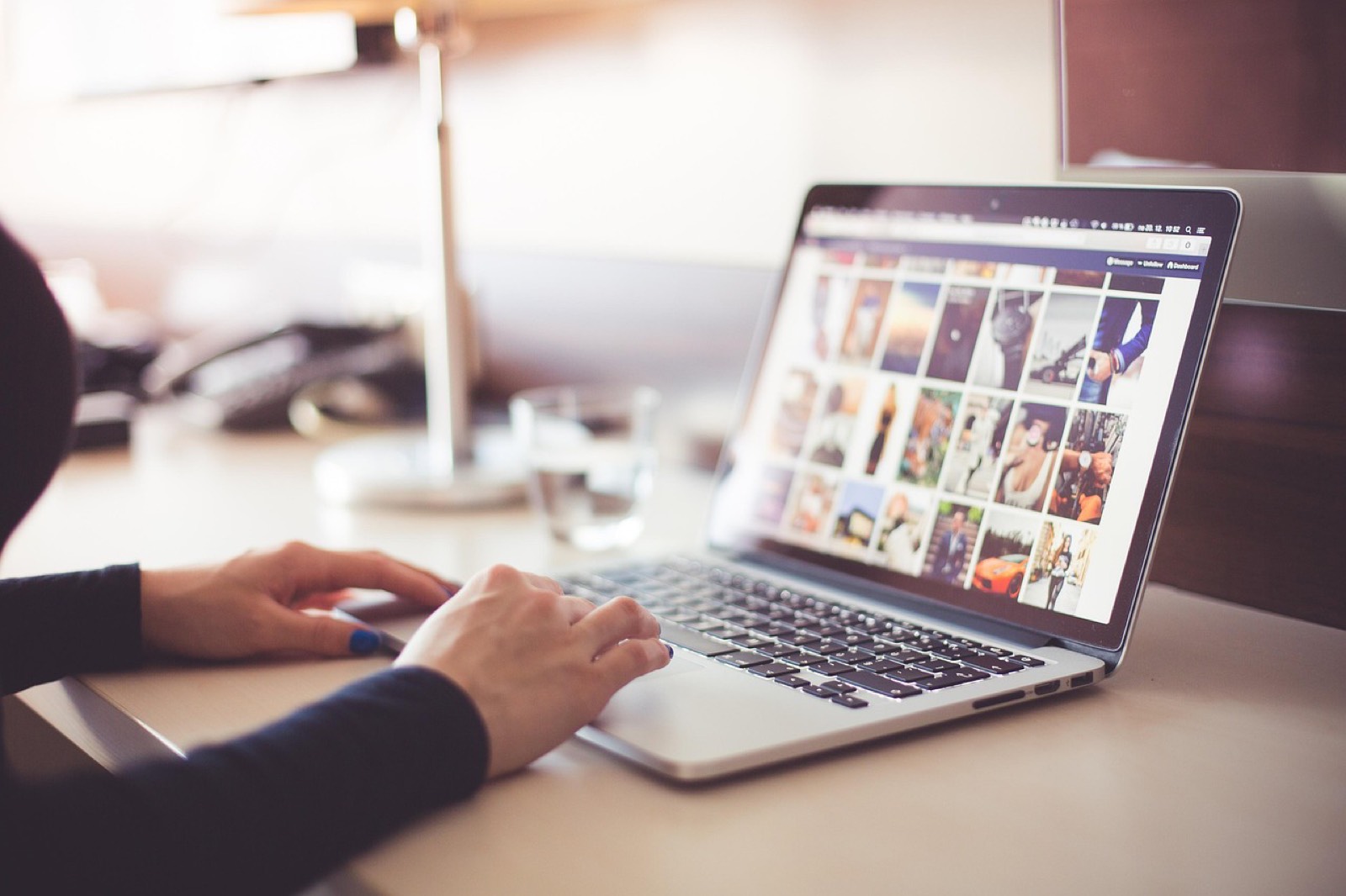 Personne tapant sur un ordinateur portable, documents administratifs sur un bureau
