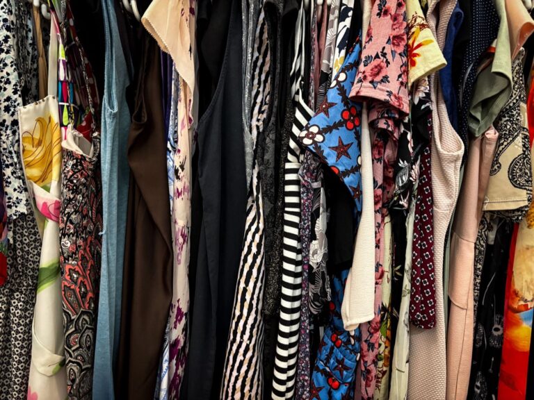 Vêtements d'occasion : Downly laisse le vendeur choisir son prix